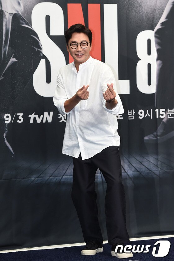 본문 이미지 - 방송인 탁재훈이 31일 오후 서울 상암동 스탠포드호텔에서 열린 tvN ‘SNL코리아 시즌8’ 기자간담회에서 하트를 보내고 있다. ⓒ News1star /  고아라 기자