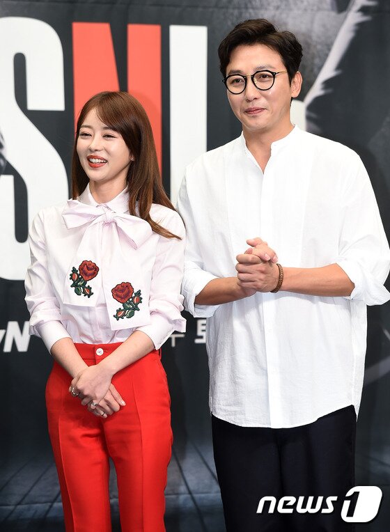 본문 이미지 - 방송인 이수민, 탁재훈(오른쪽)이 31일 오후 서울 상암동 스탠포드호텔에서 열린 tvN ‘SNL코리아 시즌8’ 기자간담회에서 어색하게 포즈를 취하고 있다. ⓒ News1star / 고아라 기자