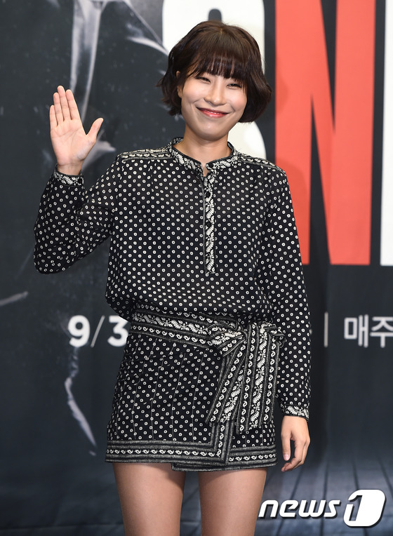 (서울=뉴스1스타) 고아라 기자 = 방송인 이세영이 31일 오후 서울 상암동 스탠포드호텔에서 열린 tvN ‘SNL코리아  시즌8’  기자간담회에서 류승범처럼 표정을 짓고 있다.