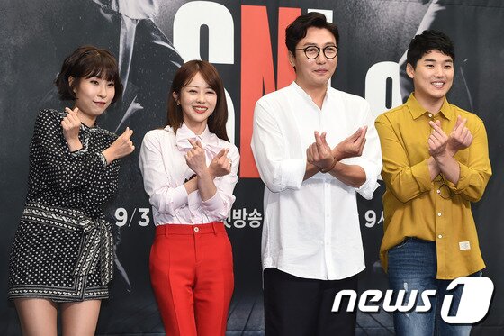 본문 이미지 - 방송인 이세영, 이수민, 탁재훈, 권혁수(왼쪽부터)가 31일 오후 서울 상암동 스탠포드호텔에서 열린 tvN ‘SNL코리아 시즌8’ 기자간담회에서 하트를 만들어 포즈를 취하고 있다. ⓒ News1star / 고아라 기자