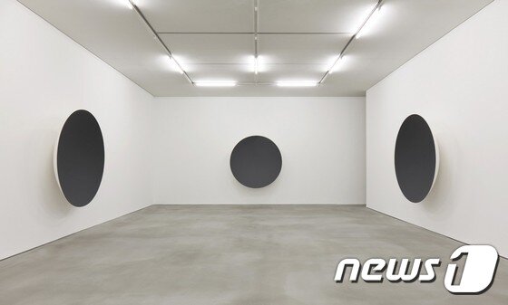 본문 이미지 - 카푸어 개인전 '군집된 구름들' 설치전경 (사진=국제갤러리)