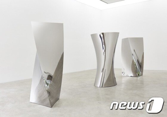 본문 이미지 - 카푸어 개인전 '군집된 구름들' 설치전경 (사진=국제갤러리)