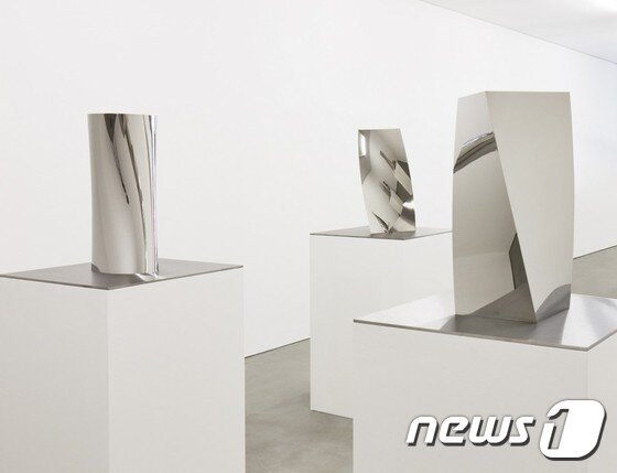 본문 이미지 - 카푸어 개인전 '군집된 구름들' 설치전경 (사진=국제갤러리)