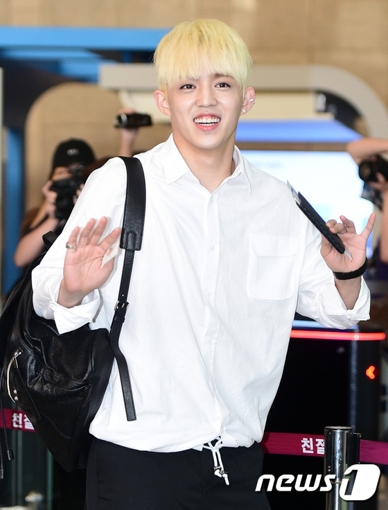 (김포공항=뉴스1스타) 권현진 기자 = 세븐틴 에스쿱스가 4일 오전 콘서트차 김포국제공항을 통해 일본 오사카로 출국하며 인사를 하고 있다.