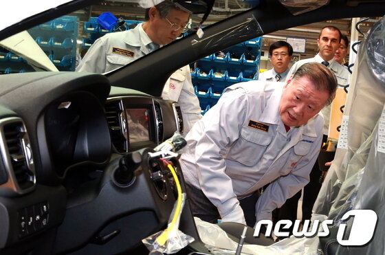 본문 이미지 - 정몽구 현대차그룹 회장이 3일&#40;현지시간&#41; 슬로바키아 질리나 시에 위치한 기아차 유럽공장을 방문해 둘러보고 있다. &#40;현대차그룹 제공&#41; 2016.8.4/뉴스1 ⓒ News1 추연화 기자