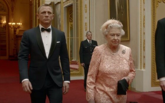 본문 이미지 - 2012년 런던 올림픽 개막식에서 연출된 장면. 엘리자베스 여왕과 영화 '007'의 제임스 본드 역 배우 다니엘 크레이그가 주 경기장으로 향하는 헬리콥터를 타기 위해 걸어가고 있다. (출처 : 국제올림픽위원회)