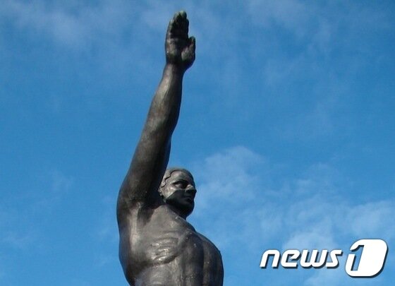 본문 이미지 - 조각가 그라 루엡이 1928년 전시한 올림픽경례상. 나치식 경례와 흡사한 로마식 올림픽 경례 자세를 잘 보여주고 있다.