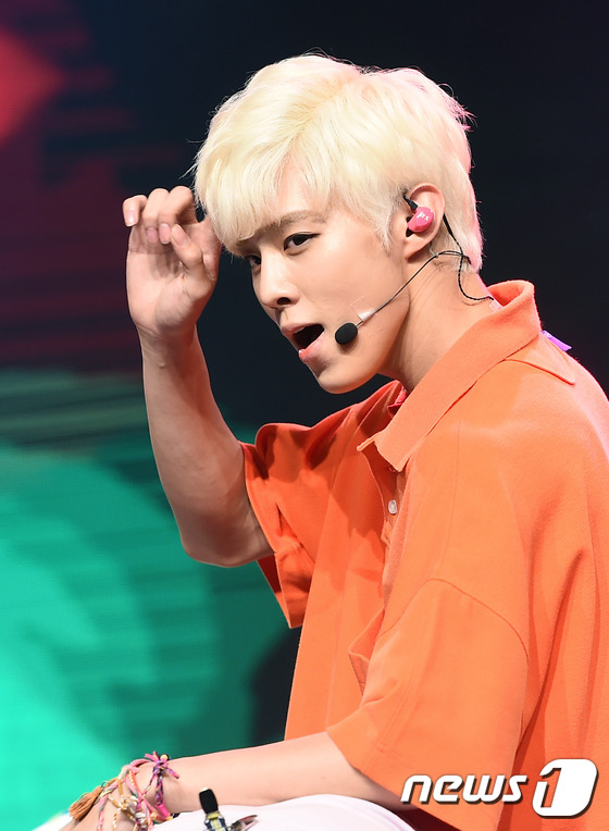 (서울=뉴스1스타) 고아라 기자 = 업텐션 우신이 4일 오후 서울 일지아트홀에서 열린 네 번째 미니앨범 '서머 고!(Summer go!)' 발매 쇼케이스에서 멋진 비주얼을 발산하고 …