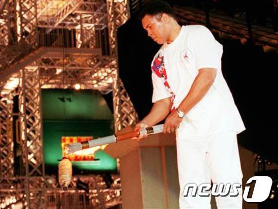 본문 이미지 - 복싱 전설 무하마드 알리가 1996년 미국 애틀랜타 올림픽 개막식에 최종 봉송 주자로 '깜짝' 등장했다 ⓒ AFP=News1