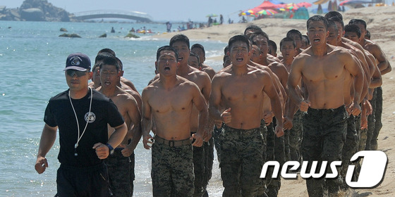 (강릉=뉴스1) 서근영 기자 = 지난 4일 강원도 강릉시 사천면 사천진리 해상척후조 훈련장에서 육군 특전사 해상척후조 요원들이 체력 단련을 실시하고 있다. 이날 육군 특수전교육단은 …