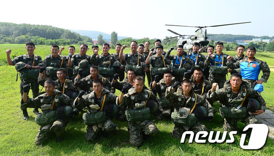 (광주=뉴스1) 박세연 기자 = 5일 경기도 광주 육군 특수전교육단에서 공수 기본교육 800기 수료생인 특전부사관 후보생과 역대 교관들이 공수 강하훈련을 하기 전 기념촬영을 하고 …