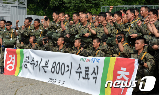 (광주=뉴스1) 박세연 기자 = 5일 경기도 광주 육군 특수전교육단에서 공수 기본교육 800기 수료생인 특전부사관 후보생과 역대 교관들이 공수 강하훈련을 하기 전 기념촬영을 하고 …