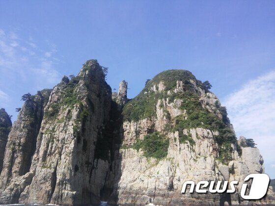본문 이미지 - 유람선에서 바라본 해금강의 기암괴석. ⓒ News1