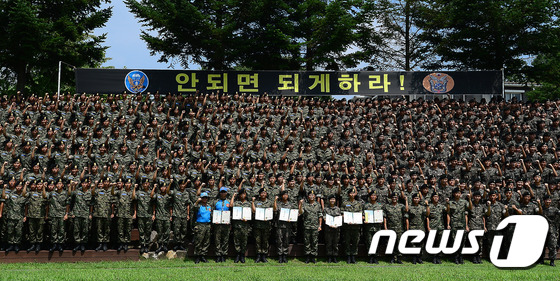(광주=뉴스1) 박세연 기자 = 5일 경기도 광주 육군 특수전교육단에서 공수 기본교육 800기 수료생과 참석자들이 기념촬영을 하고 있다. 특수전교육단의 공수 기본교육은 55년동안 …