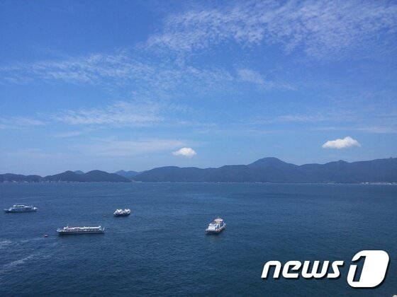 본문 이미지 - 외도 앞바다를 오가는 유람선들. ⓒ News1