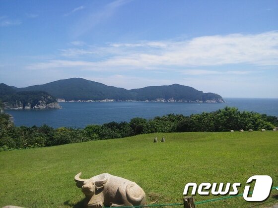 본문 이미지 - 외도 곳곳엔 조각 작품이 전시돼 있다. 남해의 풍광과 잘 어울린다.ⓒ News1