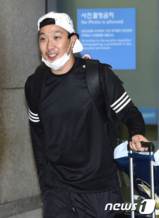 (인천공항=뉴스1스타) 고아라 기자 = 가수 하하가 5일 오후 MBC '무한도전' 미국편 촬영을 마치고 인천국제공항을 통해 귀국하며 취재진을 바라보며 깜짝 놀라고 있다.