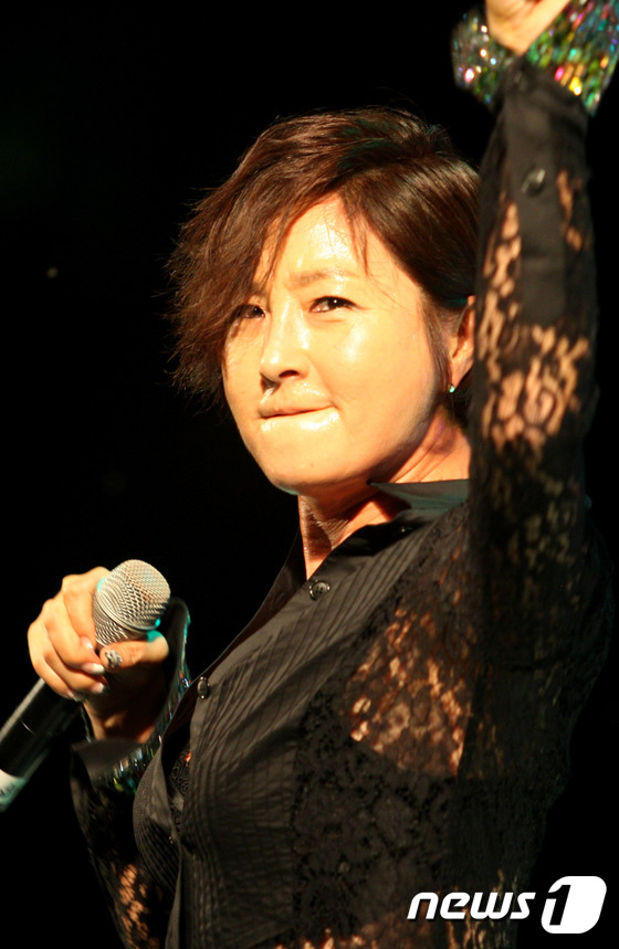 (안동=뉴스1) 피재윤 기자 = 5일 오후 경북 안동시 낙동강 둔치에서 열린 '낙동강변 버들섬 음악제'에서 가수 정수라가 열창을 하고 있다. 음악제는 '청소년과 함께하는 한여름 밤 …