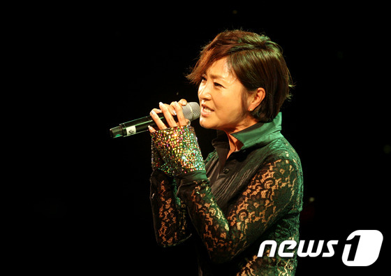 (안동=뉴스1) 피재윤 기자 = 5일 오후 경북 안동시 낙동강 둔치에서 열린 '낙동강변 버들섬 음악제'에서 가수 정수라가 열창을 하고 있다. 음악제는 '청소년과 함께하는 한여름 밤 …