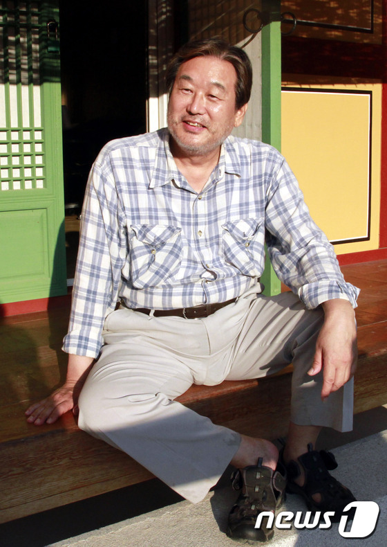 (부산ㆍ경남=뉴스1) 이철우 기자 = 6일 오후 새누리당 김무성 전 대표가 경남 합천 해인사를 방문했다. 해인사를 찾은 김 전 대표는 해인사 최고 어른인 방장 원각 스님을 친견하고 …