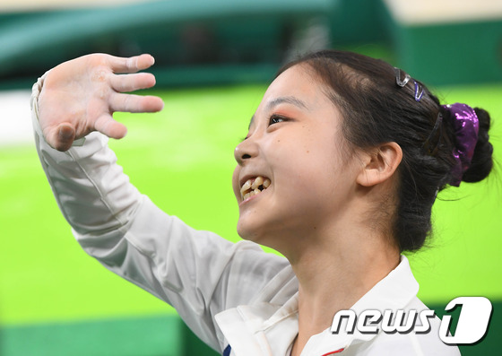 (리우=뉴스1) 이동원 기자 = 7일(현지시간) 브라질 리우데자네이루 리우올림픽아레나에서 열린 여자 기계체조 개인에 출전한 대한민국의 이은주가 환호하는 팬들을 향해 손흔들어 답하고 …