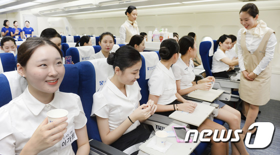 (대전ㆍ충남=뉴스1) 주기철 기자 = 8일 오전 배재대학교 항공운항과 주최로 열린 ‘제3회 예비승무원대회’에서 전국에서 참가한 고등학생들이 재학생들의 도움을 받으며 기내에서 실습을 …