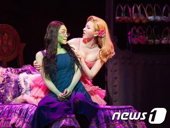 본문 이미지 - 뮤지컬 '위키드'. 녹색마녀 엘파바 역의 차지연(왼쪽)과 금발마녀 글린다 역의 정선아(사진=설앤컴퍼니)