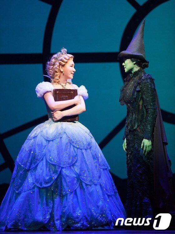본문 이미지 - 뮤지컬 '위키드'. 금발마녀 글린다 역의 정선아(왼쪽)와 녹색마녀 엘파바 역의 차지연(사진=설앤컴퍼니)