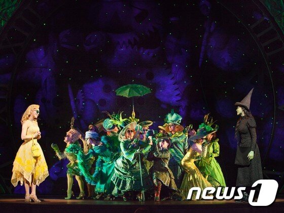 본문 이미지 - 뮤지컬 '위키드' 공연장면. (사진=설앤컴퍼니)