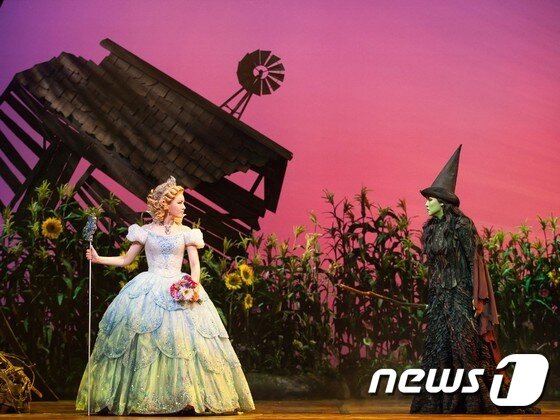 본문 이미지 - 뮤지컬 '위키드'. 금발마녀 글린다 역의 정선아(왼쪽)와 녹색마녀 엘파바 역의 차지연(사진=설앤컴퍼니)