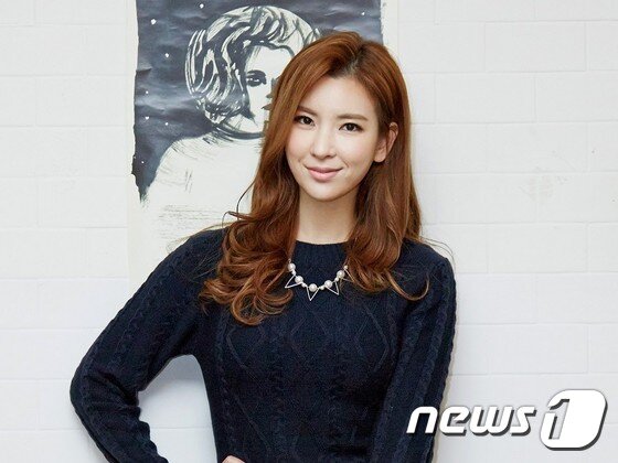 본문 이미지 - 뮤지컬 '위키드'. 금발마녀 글린다 역을 맡은 배우 정선아(사진=씨제스컬쳐)