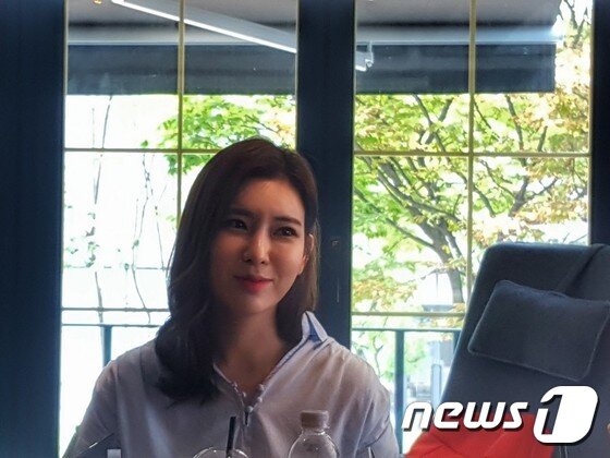 본문 이미지 - 뮤지컬 '위키드'. 금발마녀 글린다 역을 맡은 배우 정선아 ⓒ News1
