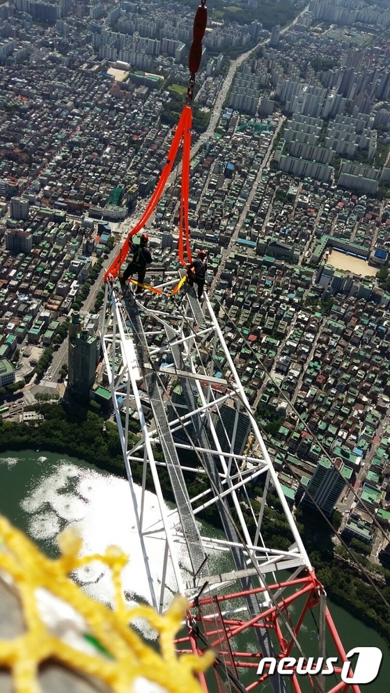 (서울=뉴스1) = 롯데건설이 지난 3일 서울 송파구 롯데월드타워에 설치된 64톤 대형 타워크레인을 성공적으로 해체했다고 8일 밝혔다. 사진은 64톤 대형 타워크레인 메인 집을 해 …