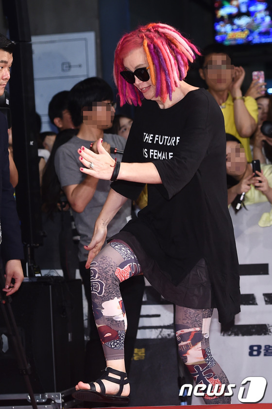 (서울=뉴스1스타) 고아라 기자 = 라나 워쇼스키 감독이 8일 오후 서울 코엑스 메가박스에서 열린 영화 '터널'(감독 김성훈) VIP시사회에 참석하며 화려한 패션으로 시선을 사로잡 …