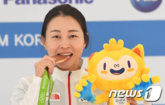 본문 이미지 - 2016년 리우 올림픽 역도 여자 53kg에서 동메달을 획득했을 당시 윤진희. (뉴스1 DB) 2016.8.8/뉴스1 ⓒ News1 이동원 기자