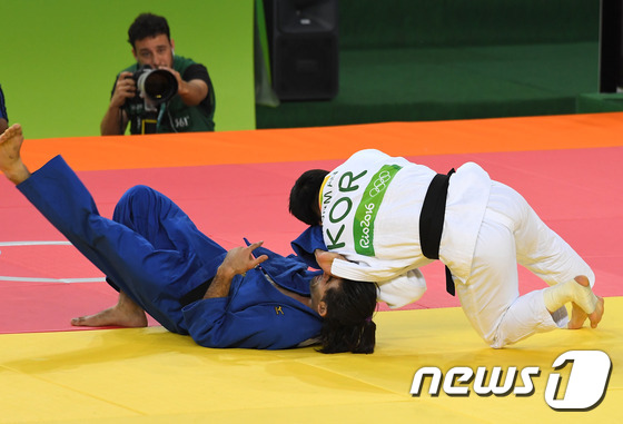 (리우=뉴스1) 이광호 기자 = 유도 안창림이 8일(현지시간) 브라질 리우데자네이루 카리오카 경기장에서 열린 리우하계올림픽 73kg급 32강전에서 엎어치기 한판으로 시리아의 모하마 …
