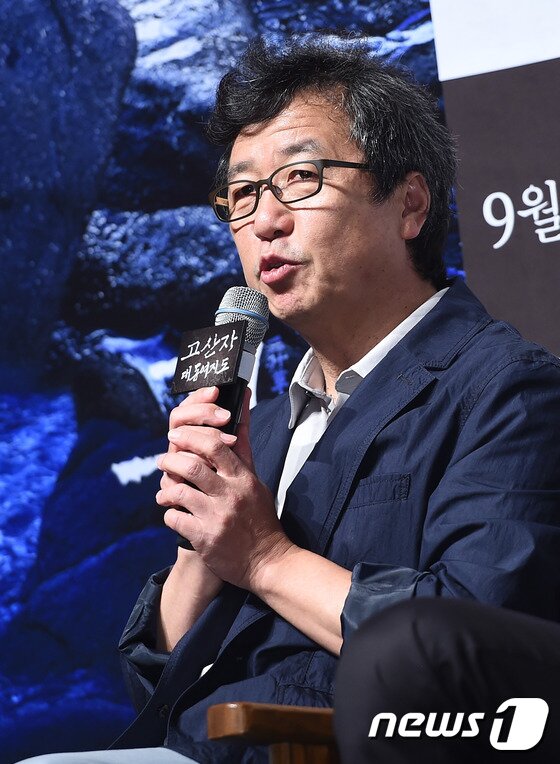 본문 이미지 - 강우석 감독이 9일 오전 서울 압구정CGV에서 열린 영화 '고산자, 대동여지도'(감독 강우석) 제작보고회에 참석해 인사를 전하고 있다. ⓒ News1star / 고아라 기자