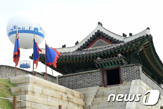 본문 이미지 - 9일 세계문화유산인 경기도 수원화성에 헬륨기구 '플라잉수원'이 떠있다. 오는 11일부터 세계문화유산 수원화성(華城)을 최대 150m 상공에서 관람할 수 있게 된다. (뉴스1 DB) 2016.8.9/뉴스1 ⓒ News1