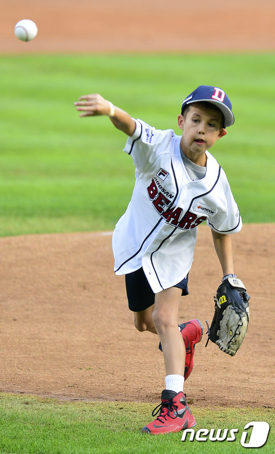 (서울=뉴스1) 신웅수 기자 = 9일 오후 서울 잠실야구장에서 열린 프로야구 '2016 타이어뱅크 KBO 리그' 두산 베어스와 KIA 타이거즈의 경기에 앞서 두산 니퍼트의 아들 케 …