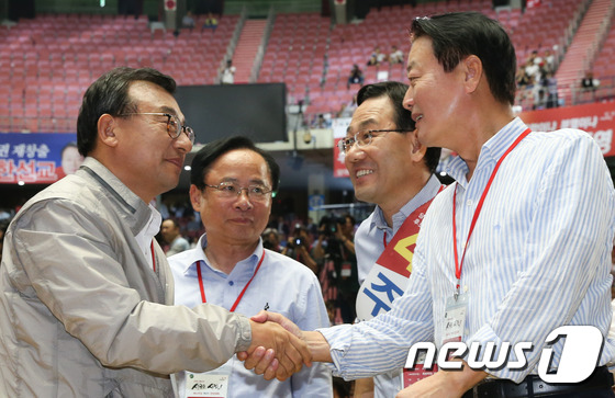 (서울=뉴스1) 허경 기자 = 9일 오후 서울 송파구 잠실실내체육관에서 열린 새누리당 당대표 및 최고위원 선출을 위한 제4차 전당대회에서 당대표로 선출된 이정현 대표가 낙선 후보들 …