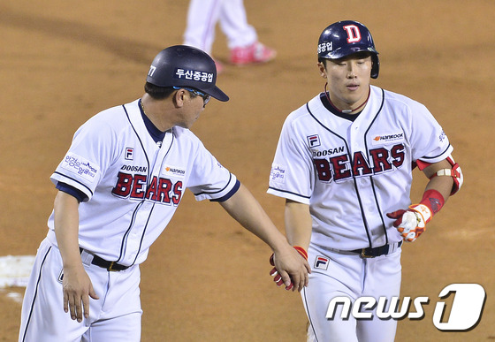 (서울=뉴스1) 신웅수 기자 = 9일 오후 서울 잠실야구장에서 열린 프로야구 '2016 타이어뱅크 KBO 리그' 두산 베어스와 KIA 타이거즈의 경기 7회말 두산 공격 2사 1, …
