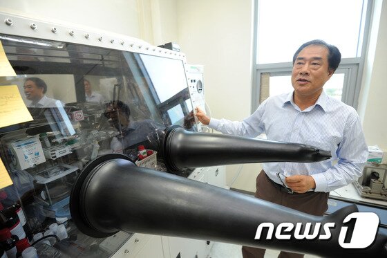 본문 이미지 - 김형진 GIST 융합기술원 교수가 전지조립 장비를 설명하고 있다. 김 교수는 "학생들이 수많은 도전과 다양한 경험을 통해 융합적 전문가로 성장해 가는 자신을 발견할 수 있기를 진심으로 바란다"고 강조했다.ⓒ News1 황희규 기자