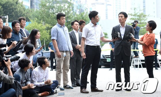 본문 이미지 - 성폭행 혐의로 피소된 배우 엄태웅이 1일 오후 경기도 성남시 분당경찰서에 조사를 받기 위해 출석해 취재진의 시선을 집중시키고 있다. ⓒ News1 고아라 기자