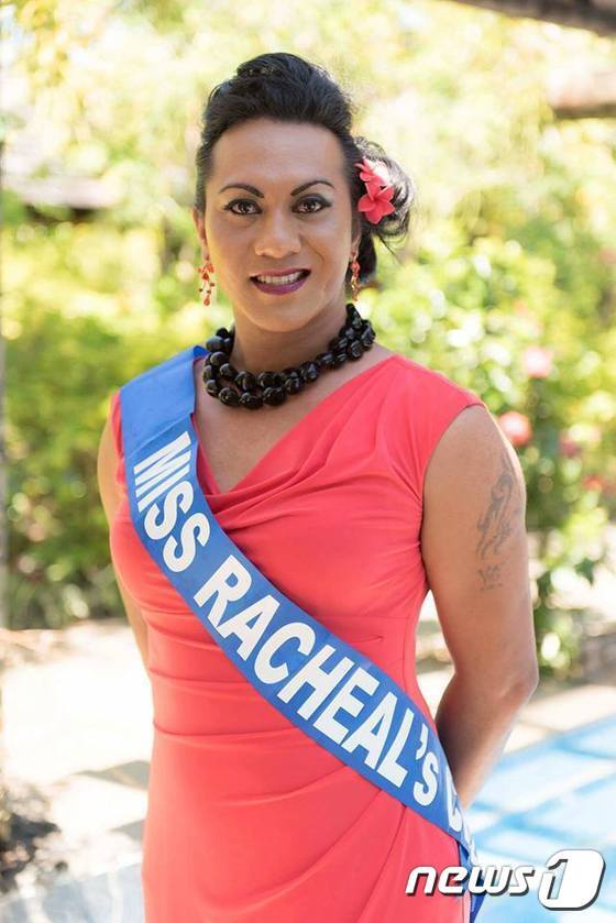 본문 이미지 - 미국령 사모아 섬에서 미스 파파피네 선발대회가 열렸다. 드레스를 입고 짙은 화장을 한 파파피네는 모두 생물학적으로 남자다. (출처:SFA) ⓒ News1