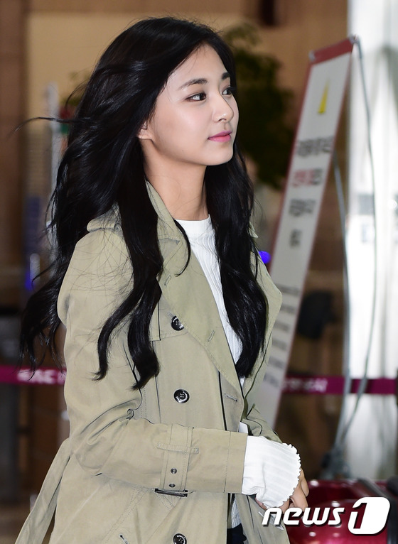 (김포공항=뉴스1스타) 권현진 기자 = 트와이스 쯔위가 JYP 네이션 재팬 콘서트차 1일 오전 김포국제공항을 통해 일본 도쿄로 출국하고 있다.
