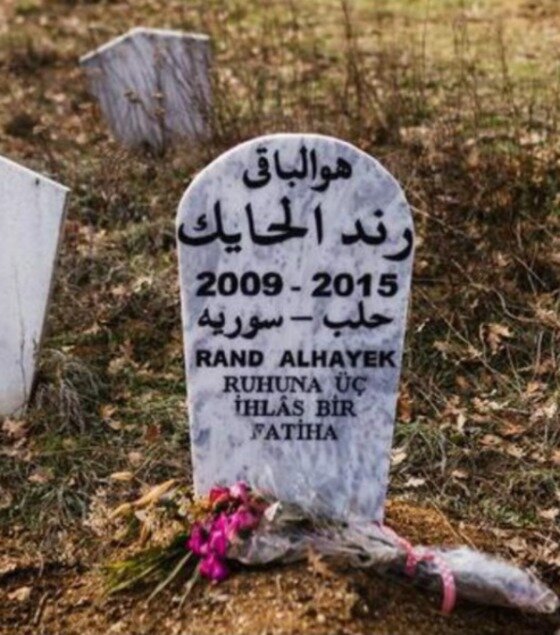 본문 이미지 - 시리아 출신 여섯살배기 소녀 란드의 무덤이 그리스 땅에 세워졌다. (출처 : CNN·UNHCR)