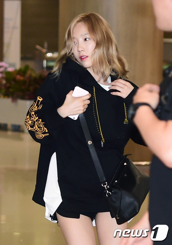 (인천공항=뉴스1스타) 권현진 기자 = 소녀시대 태연이 1일 오후 SM엔터테인먼트 창립 20주년 기념 하와이 단합대회를 마치고 입국하고 있다.