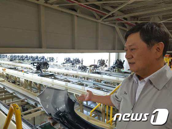 본문 이미지 - 현대모비스 북경법인장 윤여성 전무가 베이징 3공장에서 완성된 모듈 제품을 소개하고 있다. 완성된 모듈은 터널컨베이어를 통해 북경현대 공장으로 곧바로 이동된다.ⓒ News1