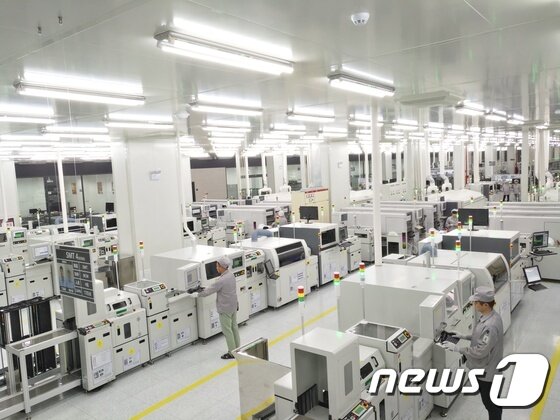 본문 이미지 - 현대모비스 천진공장 내부 전경. 정전기에 민감한 전장제품을 생산하는 천진공장에 들어가기 위해선 제전복 등을 착용하고 에어샤워를 거쳐야 한다.ⓒ News1