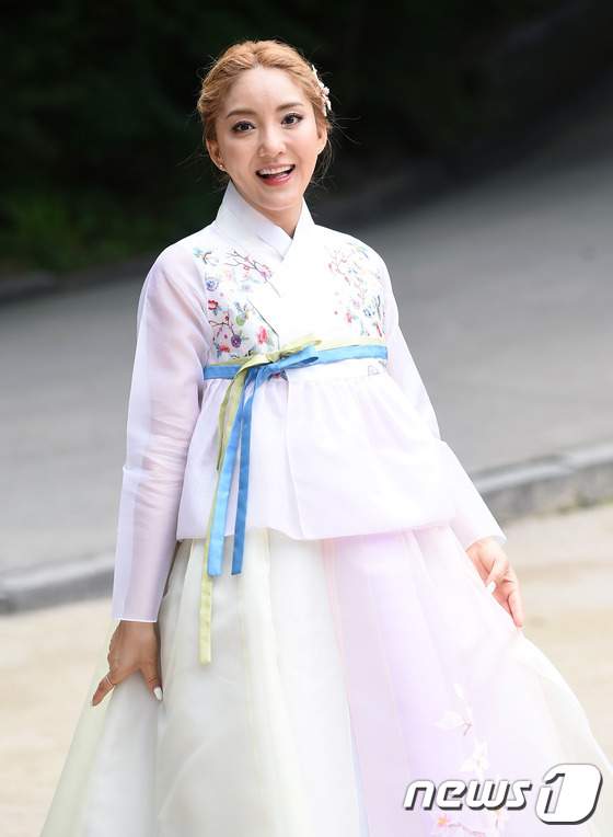 (서울=뉴스1스타) 고아라 기자 = 가수 바다가 지난 11일 오전 서울 종로구 창덕궁 내 후원에서 진행된 뉴스1스타와의 한복 인터뷰에 앞서 포즈를 취하고 있다.